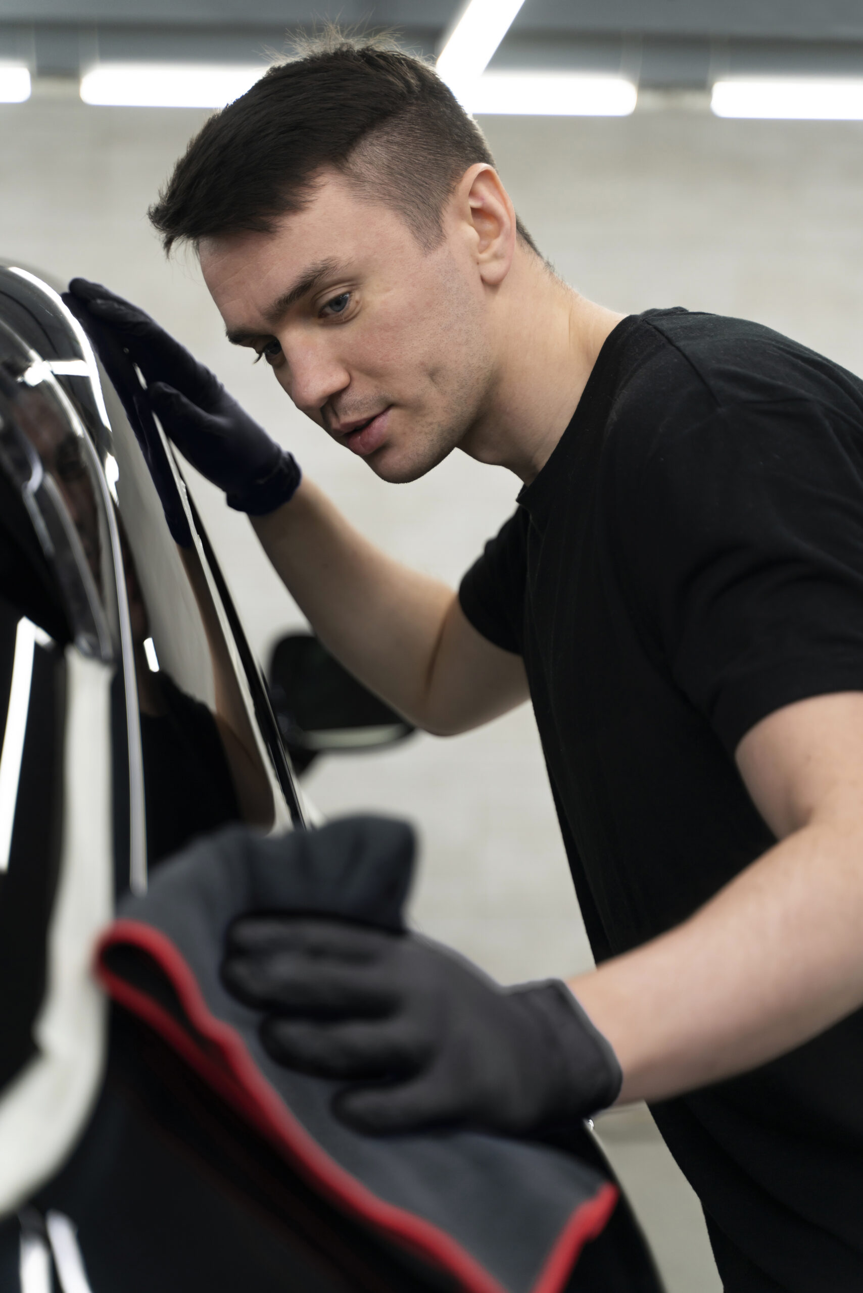 gros plan sur le processus d entretien de la voiture (3)